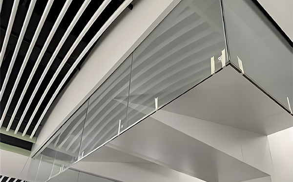 齐干却勒街道玻璃挡烟垂壁