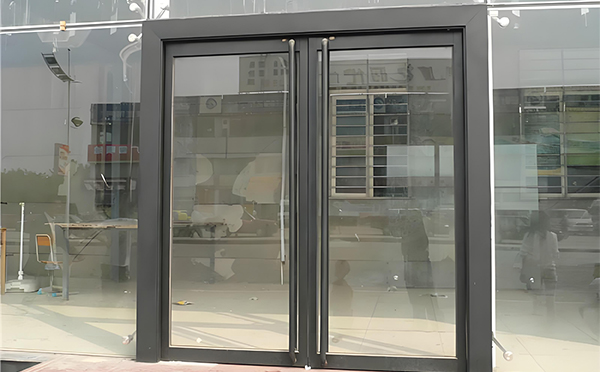 齐干却勒街道玻璃地弹门