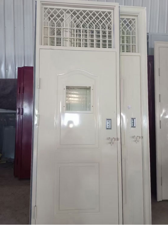 齐干却勒街道学校教室门