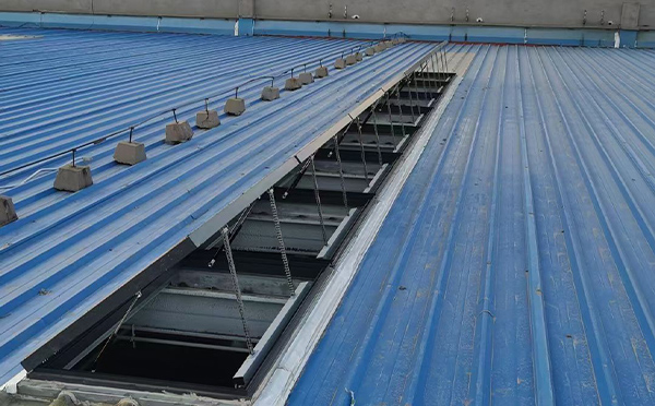 某城市大型商业综合体中庭齐干却勒街道排烟窗工程