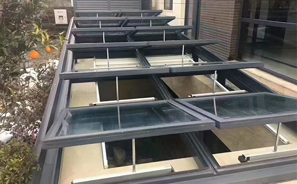 某轨道交通车辆维修车间齐干却勒街道排烟窗应用