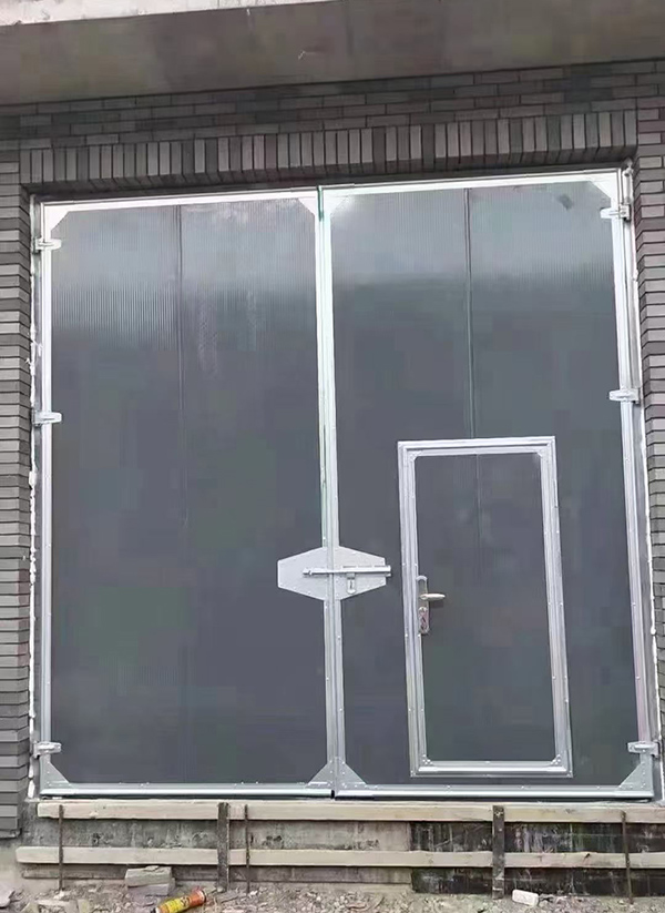 齐干却勒街道工业平开门在大型设备制造车间的应用实例